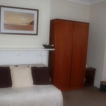 Warwick Guest house 3*