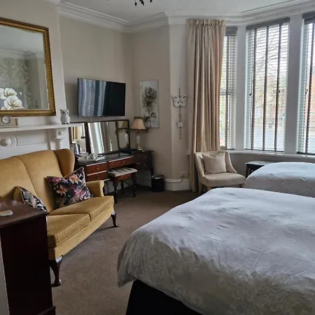 Warwick 3* Carlisle (Cumbria)